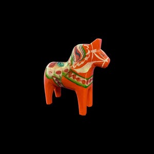 Classic vintage hand-carved Swedish Dala horses / Dalahäst in red. She measures 4” x 3.5”. Made in Sweden.