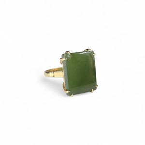 Vintage Jade Nephrite 14K Gold Ring: Rectangle Cut, High Polish Stone.