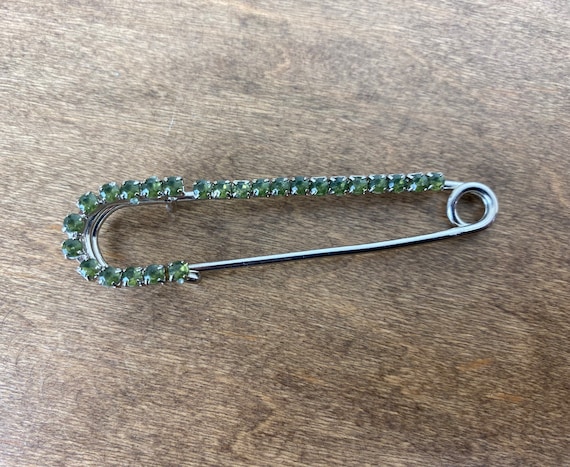 Vintage "safety pin" style brooch with elegant gr… - image 1