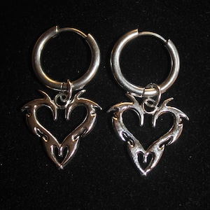 Boucles d&#39;oreilles coeurs Huggie Hoop en acier inoxydable, chrome argenté, boucles d&#39;oreilles coeurs, anneaux Huggie Huggie coeurs, pendentif Tiny Love Heart, punk emo gothique