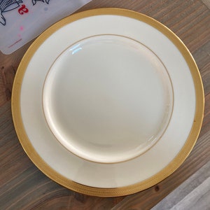 Plato llano Lenox Lowell con borde dorado