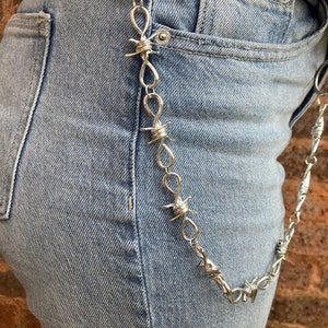 Barbed wire top belt chain