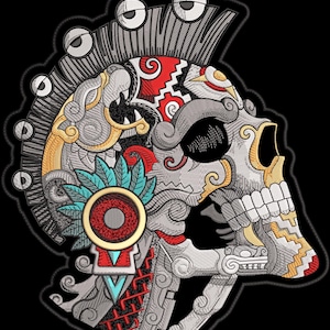 Könnte beinhalten: Ein detaillierter gestickter Patch mit einem Schädel mit komplizierten Designs in Rot, Weiß, Gold und Blau. Der Schädel hat einen Irokesenschnitt mit mehreren Augen und ist mit geometrischen Mustern verziert.