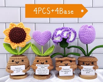 Könnte beinhalten: Vier gehäkelte Blumentöpfe mit verschiedenen Blumendesigns: eine Sonnenblume, ein Herz, eine Nelke und eine Tulpe. Jeder Topf hat ein süßes Gesicht und eine Nachricht auf einer Karte. Die Nachricht auf dem Herztopf lautet: "Emotional Support Heart Behalte dieses Herz bei dir, immer als Erinnerung, dass ich dich immer lieben werde!"