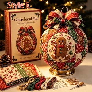 Puede incluir: Un kit de adorno de patchwork Gingerbread Man que incluye una caja etiquetada Style E, un adorno esférico de tela con un diseño de hombre de jengibre y bastón de caramelo, cuadrados de tela, alfileres dorados y una herramienta.