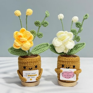 Könnte beinhalten: Weißer Keramikbecher mit einer bunten Illustration einer Cartoon-Katze mit blauem Hut und Angelrute. Der Becher hat einen schwarzen Henkel und eine glänzende Oberfläche.