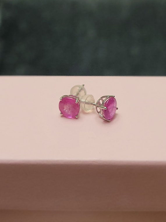 Natural Pink Sapphire stud earrings in White Gold 