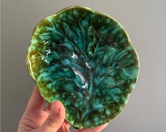 Plato/bol antiguo sin marca con estampado de hojas