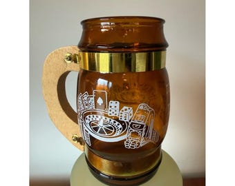 Jarra de cristal ámbar con forma de barril, inspirada en los casinos de Las Vegas.