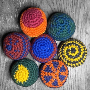 Patrón de ganchillo para Hacky Sack – Tutorial fotográfico para principiantes sobre cómo hacer un Hacky Sack (patrón en PDF)