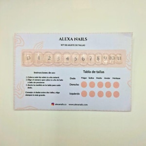 Puede incluir: Un kit de puntas de uñas acrílicas transparentes para tallas, etiquetadas 0-11, con instrucciones y una tabla de tallas. La tarjeta está etiquetada "ALEXA NAILS" e incluye el sitio web alexanails.com.
