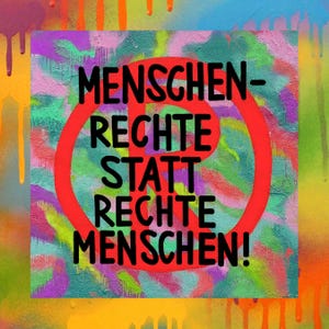 Könnte beinhalten: Ein farbenfrohes Graffiti-Kunstwerk mit dem deutschen Text "MENSCHEN-RECHTE STATT RECHTE MENSCHEN!" in Schwarz, umkreist von einem roten Verbotssymbol. Der Hintergrund zeigt eine lebendige Mischung aus Farben, darunter Rosa, Grün, Gelb und Blau.