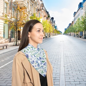 Sjaal met blauwe bessen en bloemen - lichtgewicht polyester halsdoek