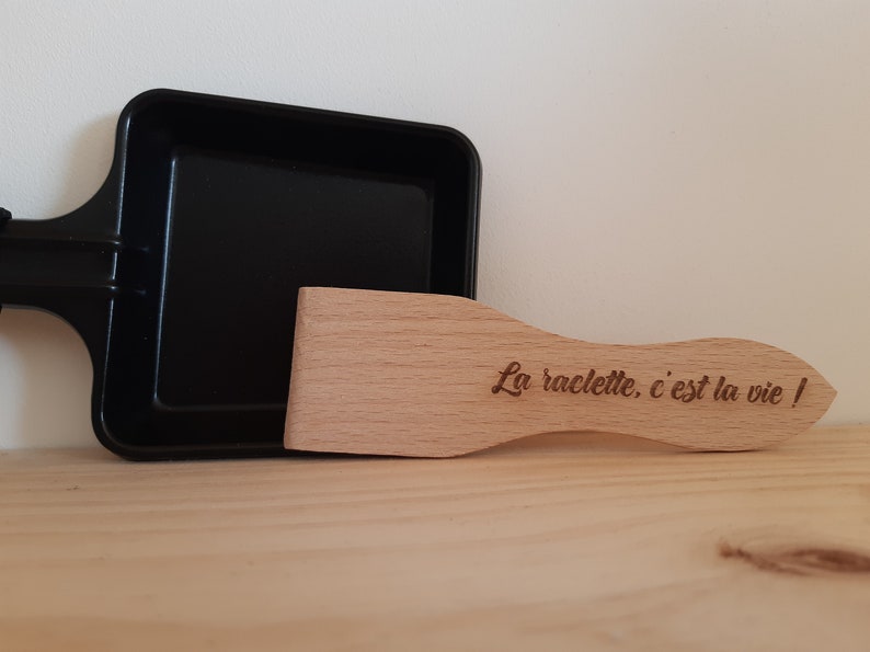 Spatule raclette personnalisée en bois de hêtre / Idée cadeau famille / crémaillère image 2