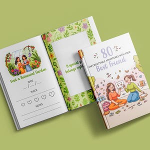 Può includere: Un diario aperto con il testo "Visita un giardino botanico" e "80 avventure indimenticabili con la tua migliore amica". Il diario presenta illustrazioni di due donne ed elementi botanici. Lo sfondo è verde chiaro.