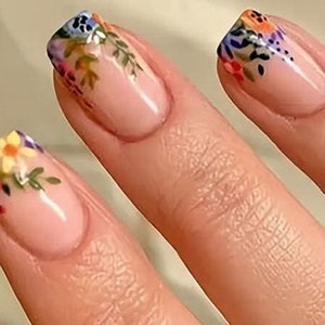 Druk op de nagels met kleurrijke bloemen, mooi!
