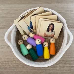 Les émotions piquent les gens et les flashcards en bois