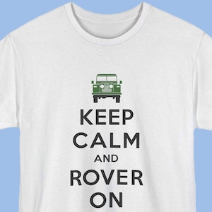 ランドローバーにインスパイアされたKeep Calm and Rover Onシャツ ランドローバーファンへのギフト ウィンストン・チャーチルのKeep Calm and Carry Onシャツ ヴィンテージランドローバーシャツ