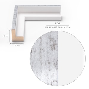 May include: White picture frame with a white and gray distressed finish. The frame is 40 mm tall and 35 mm wide. The text on the frame reads "Levi Farbe: WEIB GRAU ANTIK".
