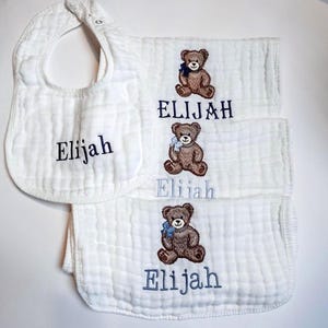 名前入りベビーバープクロスとスタイセット – 柔らかいコットン、パーソナライズされた刺繍、ベビーシャワーのギフト | バープクロス 3 枚、スタイ 1 枚 |