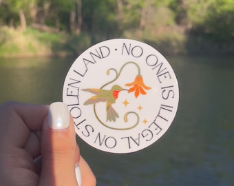 Sticker colibri : personne n'est illégal sur une terre volée (2,5 pouces résistant aux intempéries)