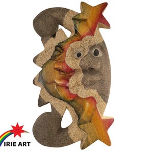 Peut inclure: Décoration murale en bois sculpté à la main représentant un soleil et une lune stylisés avec un motif d'étoile. Le soleil est peint dans des tons d'orange, de jaune et de rouge, tandis que la lune est peinte dans des tons de brun et de gris. L'étoile est peinte dans des tons d'orange, de jaune et de rouge.