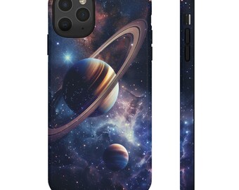Może przedstawiać: Etui na smartfona z detalami przedstawiającymi kosmos, w tym dużą planetę z pierścieniami oraz mniejszą planetę na tle ciemnoniebieskiej i fioletowej mgławicy pełnej jasnych gwiazd. Etui ukazuje widok z tyłu oraz profil boczny urządzenia.
