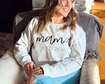 Personalized mama / grandma sweatshirt with children’s names on sleeve
