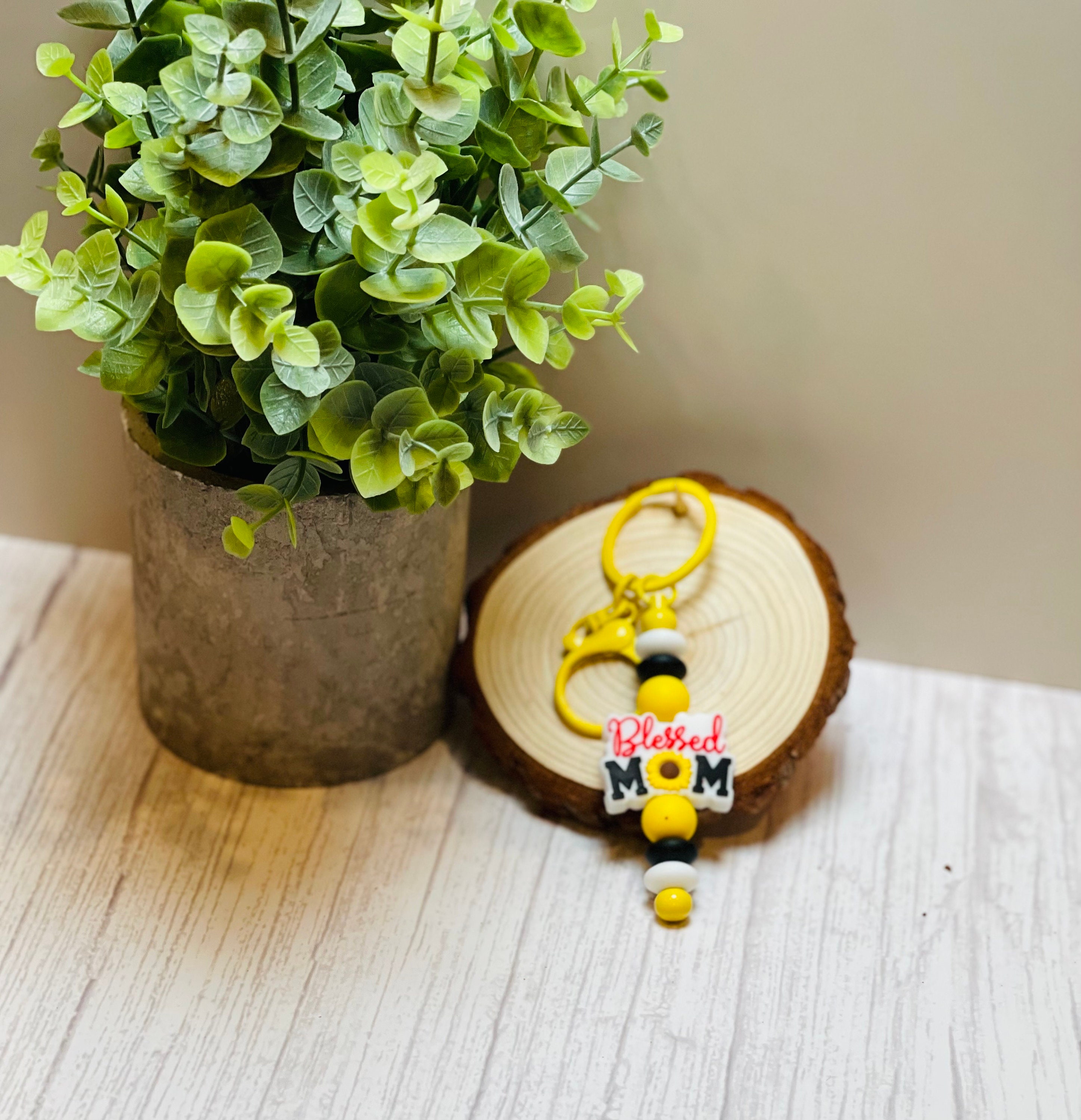 Beaded Keychain with 'Blessed Mom' Charm - Handmade Gift for Moms, Meaningful Accessory - Thumbnail 3