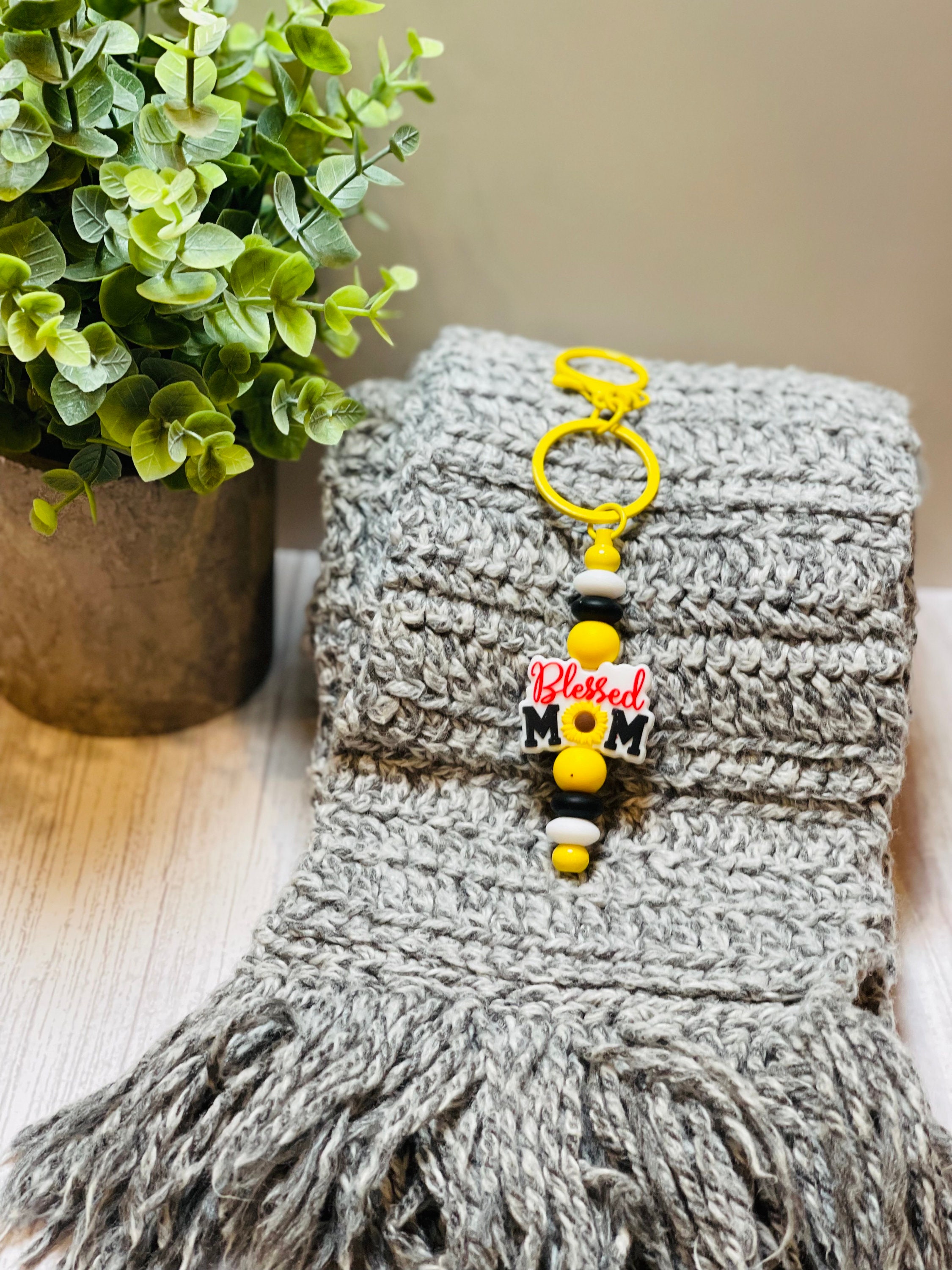 Beaded Keychain with 'Blessed Mom' Charm - Handmade Gift for Moms, Meaningful Accessory - Thumbnail 2