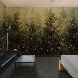 Nebliger Kiefernwald Tapete zum Schälen und Aufkleben, Malerisches Retro Wandbild, Vintage Landschafts Tapete, Baum Wandbild, Panorama Wandbild