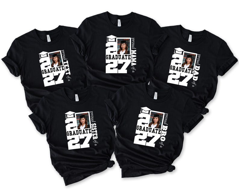 Op de afbeelding: Vijf zwarte t-shirts met korte mouwen en een wit grafisch ontwerp met een afstudeerhoed-icoon, het getal 27 en een foto van een afgestudeerde. Elk shirt bevat tekst die familierollen identificeert: MAMA, DAD, SISTER, BRO en TEXT of a graduate.