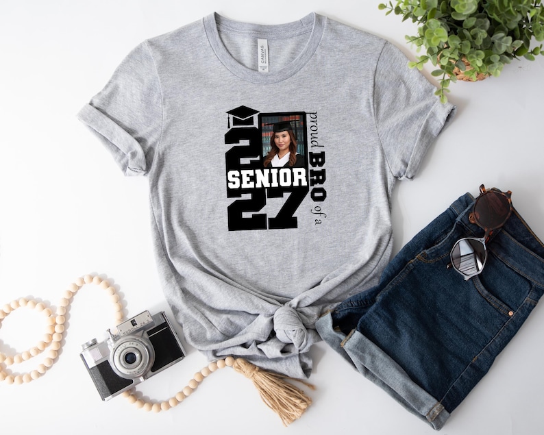 Personalized Family Graduation 2027 Shirt: Proud Family Photo afbeelding 4