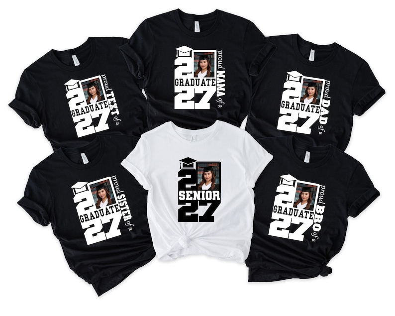 Op de afbeelding: Een collectie van vijf t-shirts met een afstudeerthema. Vier zwarte shirts tonen de tekst 'proud [familielid] of a GRADUATE 27' met een foto. E&eacute;n wit shirt bevat de tekst 'SENIOR 27' en een foto van een afgestudeerde.