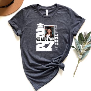 Personalized Family Graduation 2027 Shirt: Proud Family Photo afbeelding 2