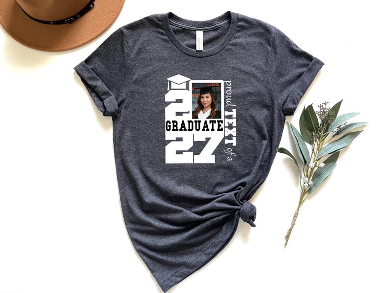 Personalized Family Graduation 2027 Shirt: Proud Family Photo afbeelding 2