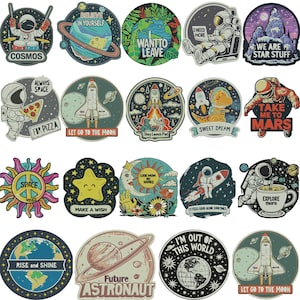 Pode incluir: Uma coleção de autocolantes redondos e coloridos com designs de temática espacial. As imagens incluem astronautas, planetas, foguetes e frases como "Cosmos" e "Take Me to Mars". Os autocolantes têm um estilo vintage e ilustrado.