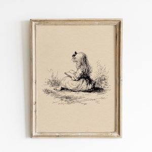 Könnte beinhalten: Ein gerahmter Kunstdruck mit einer schwarzen Tuschezeichnung auf beigem Hintergrund. Die Illustration zeigt eine langhaarige Figur, die auf dem Boden sitzt, ein offenes Buch hält und von skizzierten Gräsern und Blättern umgeben ist.