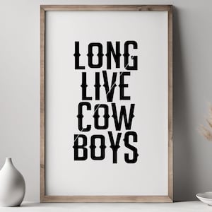 Puede incluir: Una impresión enmarcada en blanco y negro con el texto "LONG LIVE COWBOYS" en una fuente en negrita de estilo western.