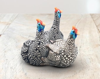 Escultura familiar de gallinas de Guinea hecha a mano: adorno de arcilla polimérica