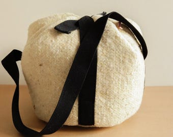 大きな陶器の土鍋。蓋と 2 つの取っ手が付いた土鍋。素朴な田舎