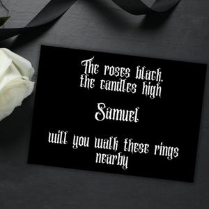Peut inclure: Carte noire avec inscription gothique blanche qui dit "The roses black, the candles high. Samuel will you walk these rings nearby."
