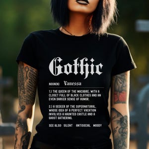 Puede incluir: Una camiseta negra con texto blanco que dice "Gothic" y una definici&oacute;n de la palabra. La definici&oacute;n incluye las palabras "macabro", "armario lleno de ropa negra", "sentido del humor m&aacute;s oscuro", "sobrenatural", "castillo encantado" y "reuni&oacute;n de fantasmas".