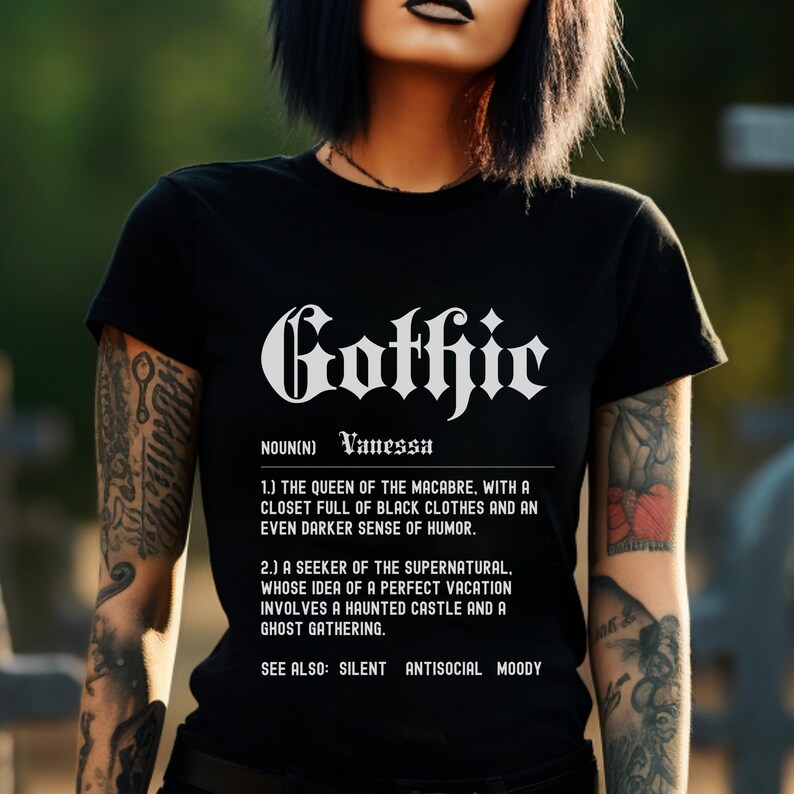 Puede incluir: Una camiseta negra con texto blanco que dice "Gothic" y una definici&oacute;n de la palabra. La definici&oacute;n incluye las palabras "macabro", "armario lleno de ropa negra", "sentido del humor m&aacute;s oscuro", "sobrenatural", "castillo encantado" y "reuni&oacute;n de fantasmas".