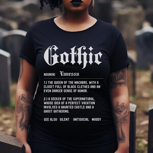 Puede incluir: Camiseta negra con texto blanco que dice "Gothic" y una definici&oacute;n de la palabra. La definici&oacute;n incluye las palabras "Reina de lo macabro", "armario lleno de ropa negra", "sentido del humor m&aacute;s oscuro", "buscador de lo sobrenatural", "castillo encantado" y "reuni&oacute;n de fantasmas".