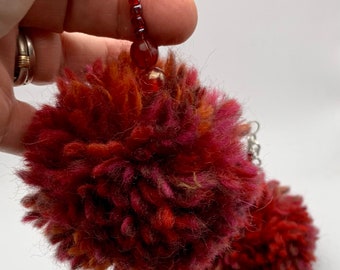 Boucles d'oreilles pompons magenta et bordeaux