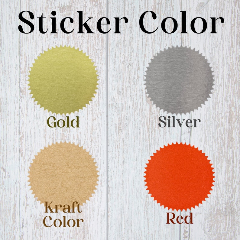 Pu&ograve; includere: Quattro opzioni di colore per gli adesivi: oro, argento, colore kraft e rosso. Ogni colore &egrave; mostrato su un adesivo rotondo con un bordo smerlato.