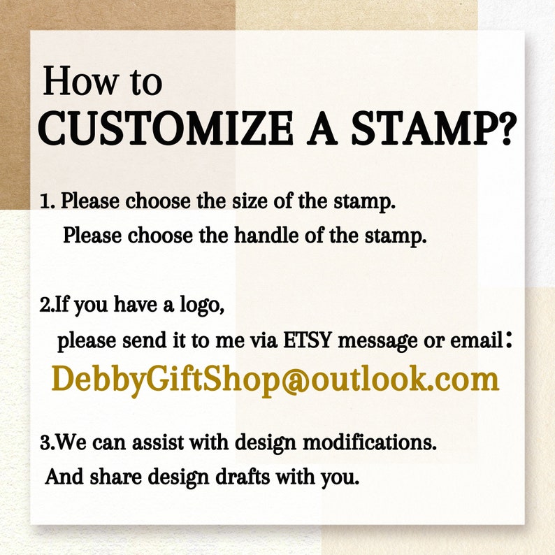 Pu&ograve; includere: Un'immagine di testo con istruzioni su come personalizzare un timbro. L'immagine include l'indirizzo email DebbyGiftShop@outlook.com per contattare il venditore.