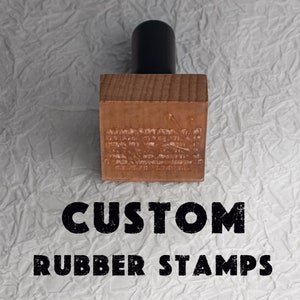 Pu&ograve; includere: Un timbro in gomma di legno con un manico nero. Il timbro &egrave; vuoto e pronto per essere personalizzato. Il testo "CUSTOM RUBBER STAMPS" &egrave; stampato sotto il timbro.