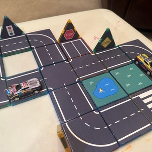 Toppers autocollants routiers pour carreaux magnétiques - Imprimable - Jeu imaginaire pour la maternelle, la maternelle et l'école à la maison - Accessoires Magnatile